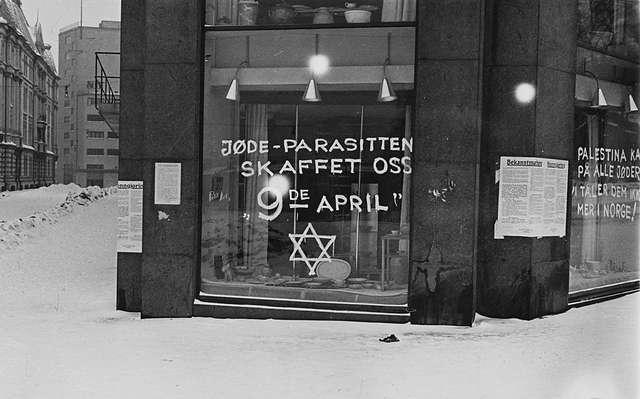 Grafitis antisemitas en una tienda de Oslo, Noruega, ocupada durante la Segunda Guerra Mundial (1941). Foto: Anders Beer Wilse (1865–1949)/Public domain, via Wikimedia Commons.