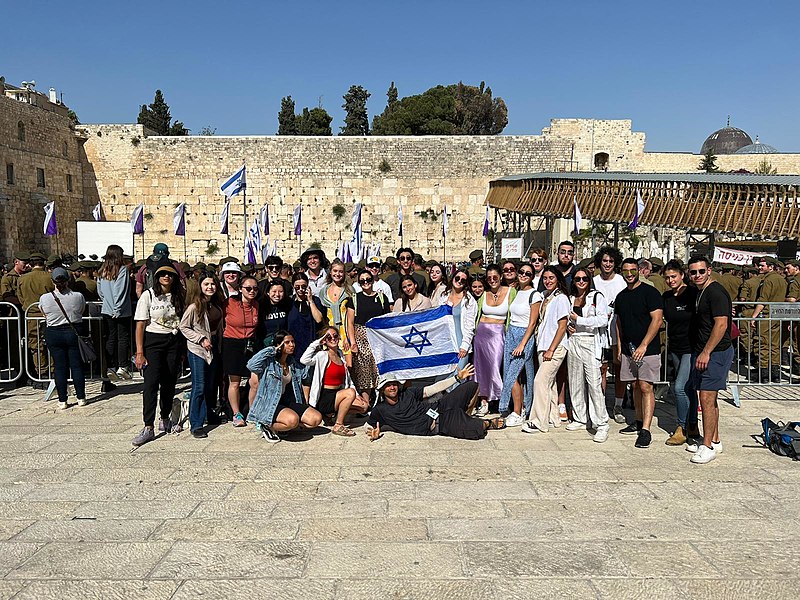 Un grupo de Birthright Israel visita el Muro de los Lamentos en el año 2022. Foto: Onionorganizor27/ CC BY-SA 4.0, via Wikimedia Commons.