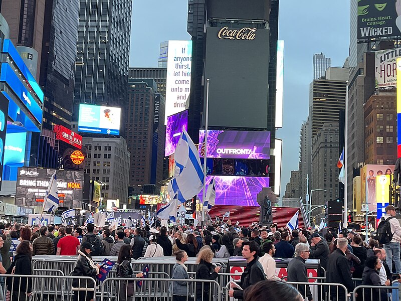 Manifestación en defensa del Estado de Israel y en reclamo de los rehenes que aún está capturados en Gaza, el 19 de octubre de 2023 en Times Square, Manhattan, Foto: Deans Charbal/CC BY-SA 4.0, via Wikimedia Commons.