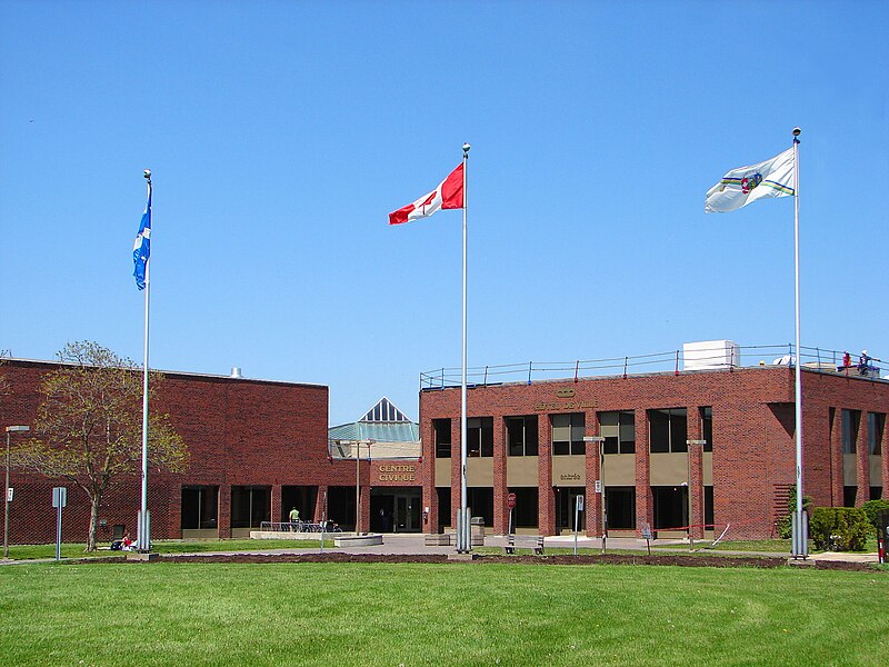 Centro Cívico y Ayuntamiento de Dollard-des-Ormeaux, Quebec, Canadá. Foto: P199, Public domain, via Wikimedia Commons.