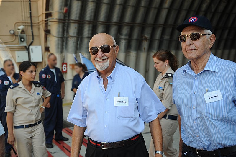 Veteranos de las Fuerzas de Defensa de Israel visitan la Base de la Fuerza Aérea de Hatzor. Foto: https://www.flickr.com/people/45644610@N03, CC BY-SA 3.0, via Wikimedia Commons.