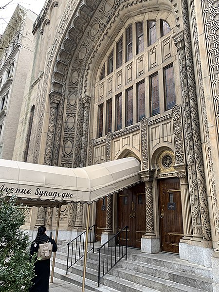 Sinagoga de Park Avenue (entrada), 87th Street, Upper East Side, Manhattan. Foto: Deansfa, CC BY-SA 4.0, via Wikimedia Commons.