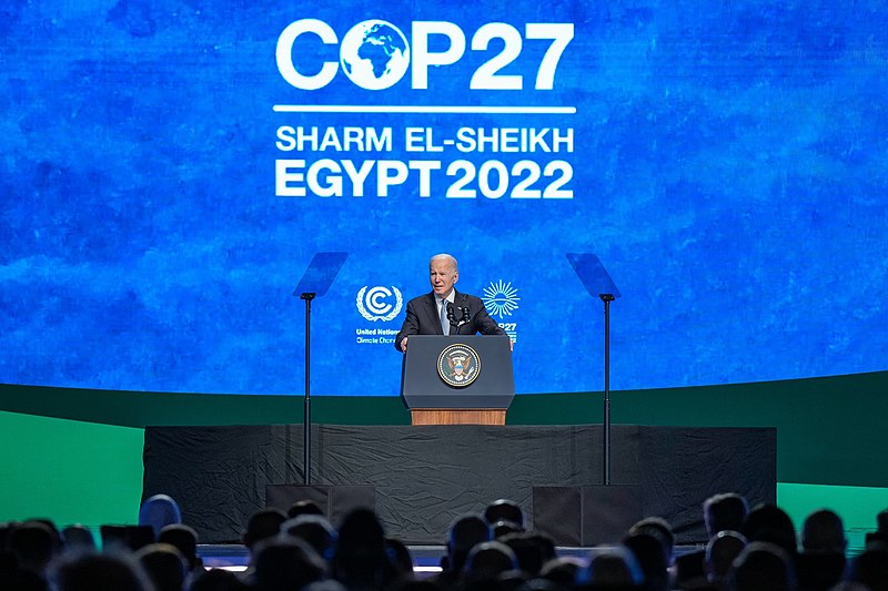 El presidente Biden habla en la Conferencia de las Naciones Unidas sobre el Cambio Climático de 2022 (COP 27). Foto: Casa Blanca/Dominio público, vía Wikimedia Commons.