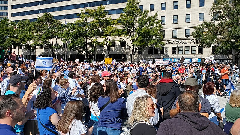 Manifestación por Israel en Washington DC celebrada el 13 de octubre de 2023 en respuesta al ataque de Hamás a ciudades y pueblos israelíes cerca de la Franja de Gaza.. Foto: Veggies/via Wikimedia Commons.