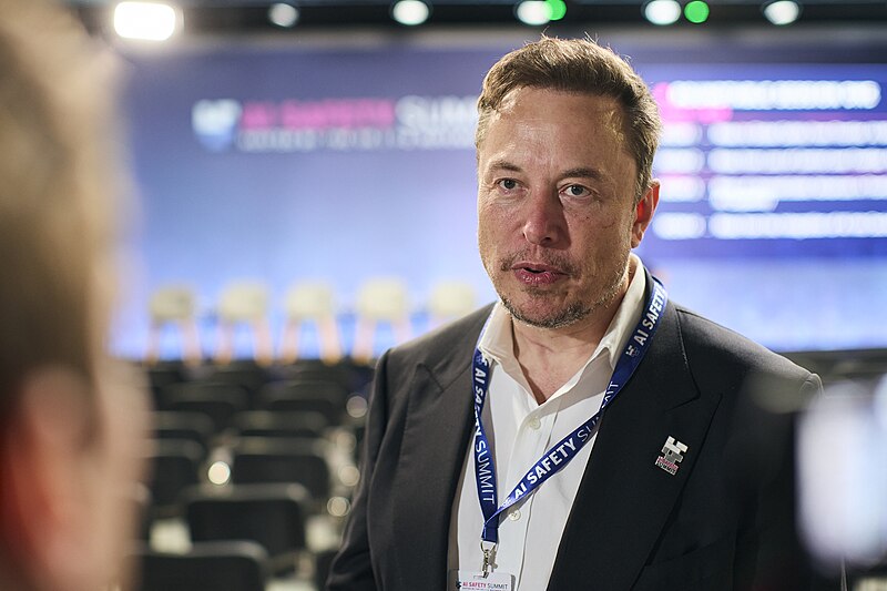 Londres, Reino Unido. Elon Musk, propietario de X, habla con los delegados el primer día de la Cumbre de IA del Reino Unido en Bletchley Park. Foto: Marcel Grabowski(UK Government/CC BY 2.0, via Wikimedia Commons.