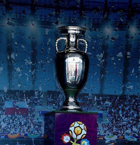 Trofeo de la Eurocopa de la UEFA, durante la temporada de 2012. Foto: Piotr Drabik/CC BY 2.0, via Wikimedia Commons.