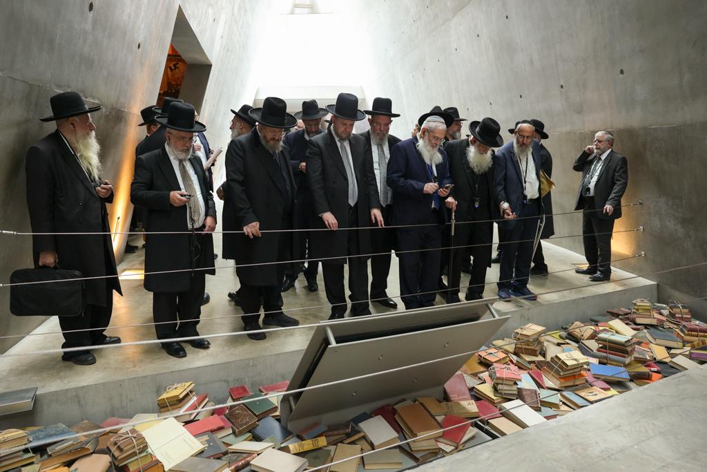 En la presencia de destacados líderes comunitarios, incluidos los principales rabinos de Israel, se llevó a cabo la inauguración en la sinagoga de Yad Vashem. Foto: Cortesía de Yad Vashem.