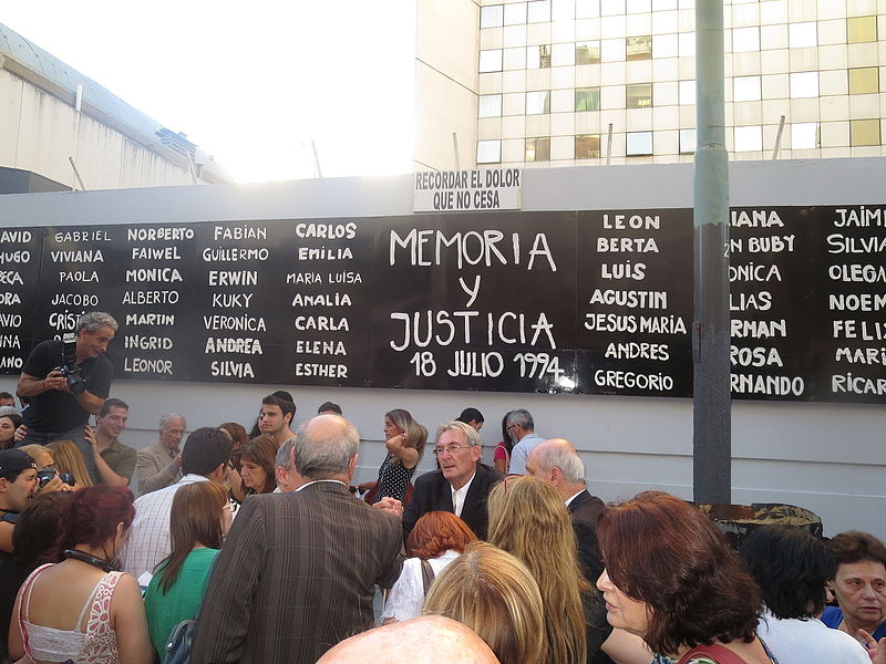 Cada año se reúnen miles de personas para rememorar el atentado a la AMIA. Foto: Jaluj/CC BY-SA 4.0, via Wikimedia Commons.