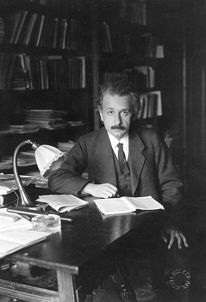 Fotografía de Albert Einstein en su despacho de la Universidad de Berlín, publicada en EE.UU. en 1920. Foto: Unknown photographer/Public domain, via Wikimedia Commons.