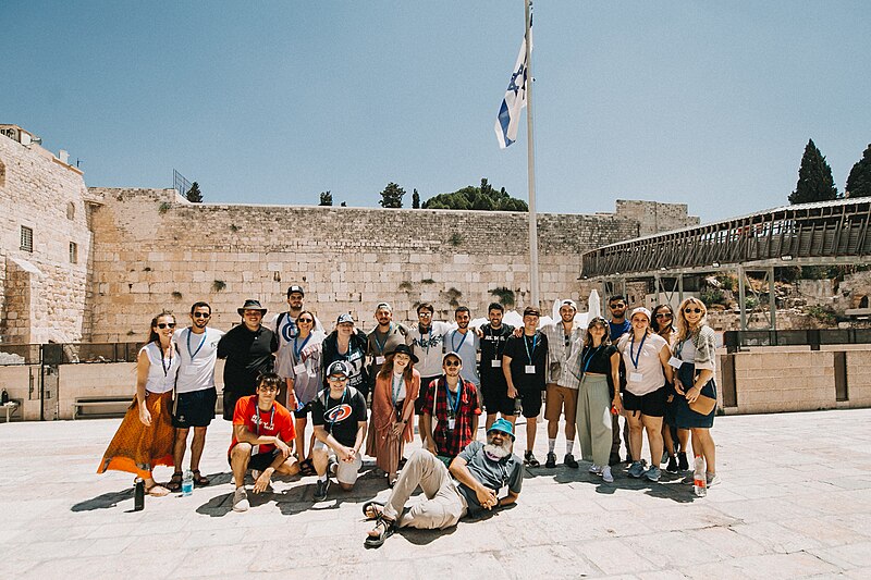 Visita de un grupo de Birthright Israel al Kotel de Jerusalén. Foto: Birthright Israel/CC BY-SA 4.0, via Wikimedia Commons.