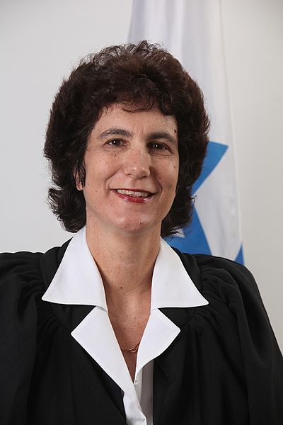 Daphne Barak-Erez, jueza del Tribunal Supremo de Israel, afirmó en la sentencia que la base del financiamiento estatal de la ceremonia religiosa debía ser la igualdad y la libertad religiosa. Foto: The judiciary of Israel/CC BY-SA 4.0, via Wikimedia Commons.