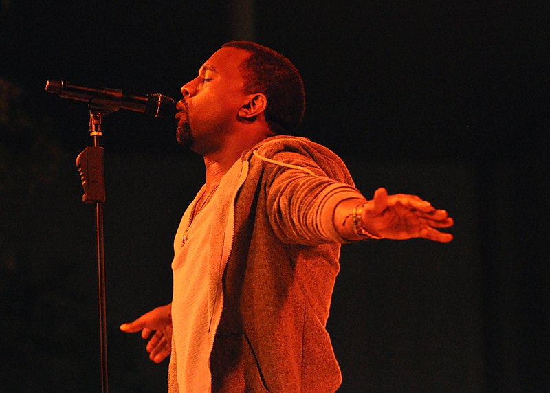 Kanye West actúa en el evento benéfico anual Party in the Garden del Museo de Arte Moderno, Nueva York, 10 de mayo de 2011. Foto: Jason Persse/CC BY-SA 2.0, via Wikimedia Commons.