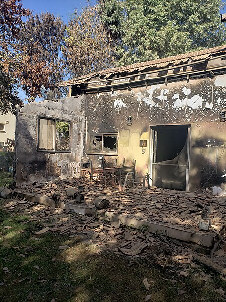 Las casas quemadas del kibbutz Be'eri después de l ataque de Hamás del 7 de octubre. Foto: Tomer Persico, CC BY-SA 3.0 , via Wikimedia Commons.