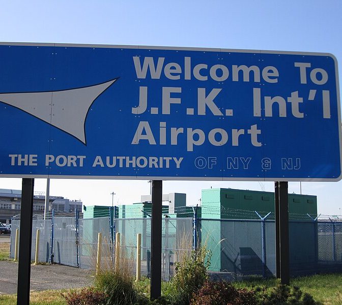 Cartel de bienvenida al Aeropuerto Internacional John F. Kennedy en Lefferts Boulevard y Nassau Expressway. Foto: Chmpgnrose,/CC BY-SA 3.0, via Wikimedia Commons.