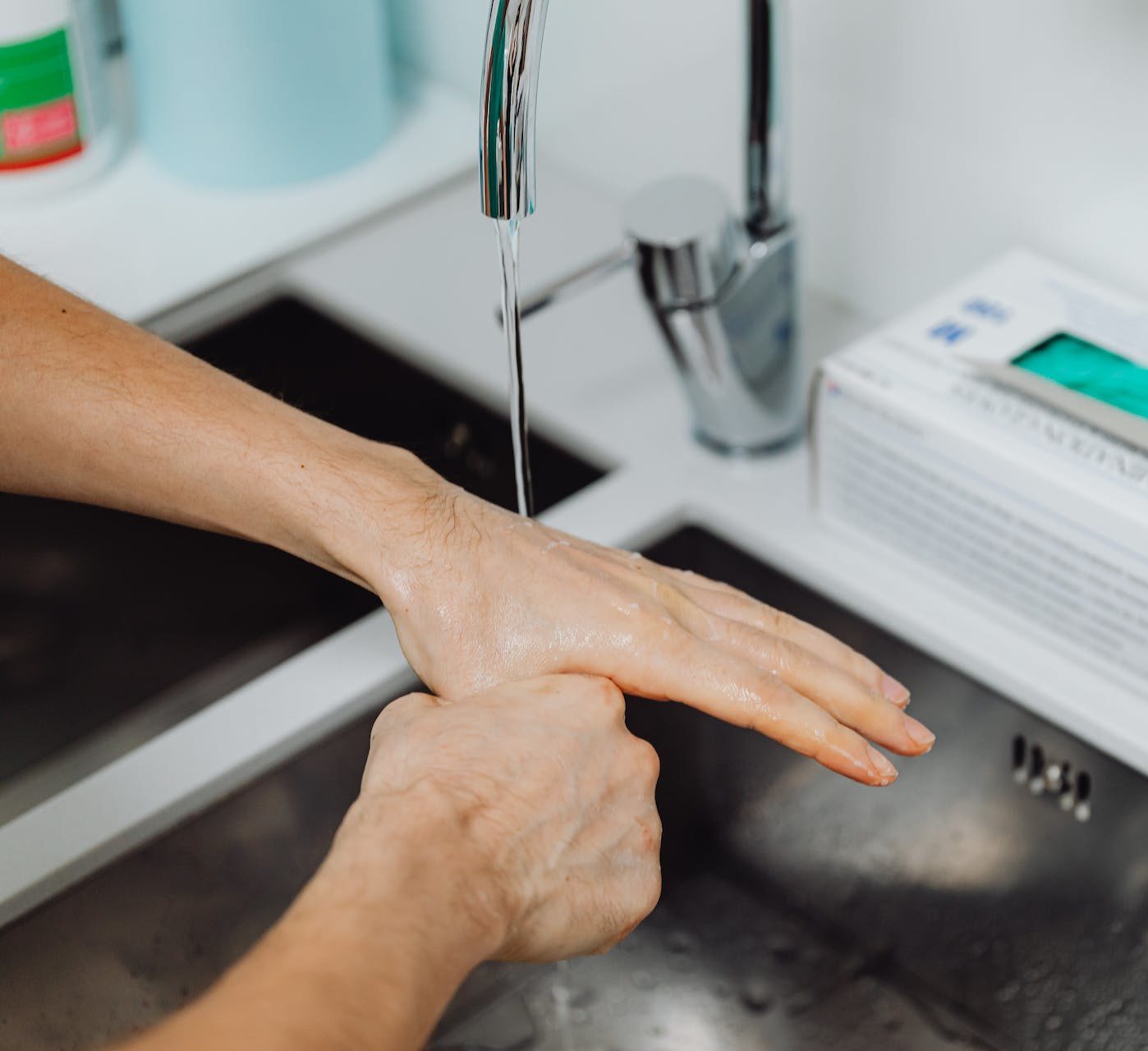 Una correcta limpieza de las manos por parte de los médicos y enfermeros es fundamental para evitar posibles infecciones o la propagación de hongos u otros microorganismos. Foto: Karolina Grabowska/Pexels.