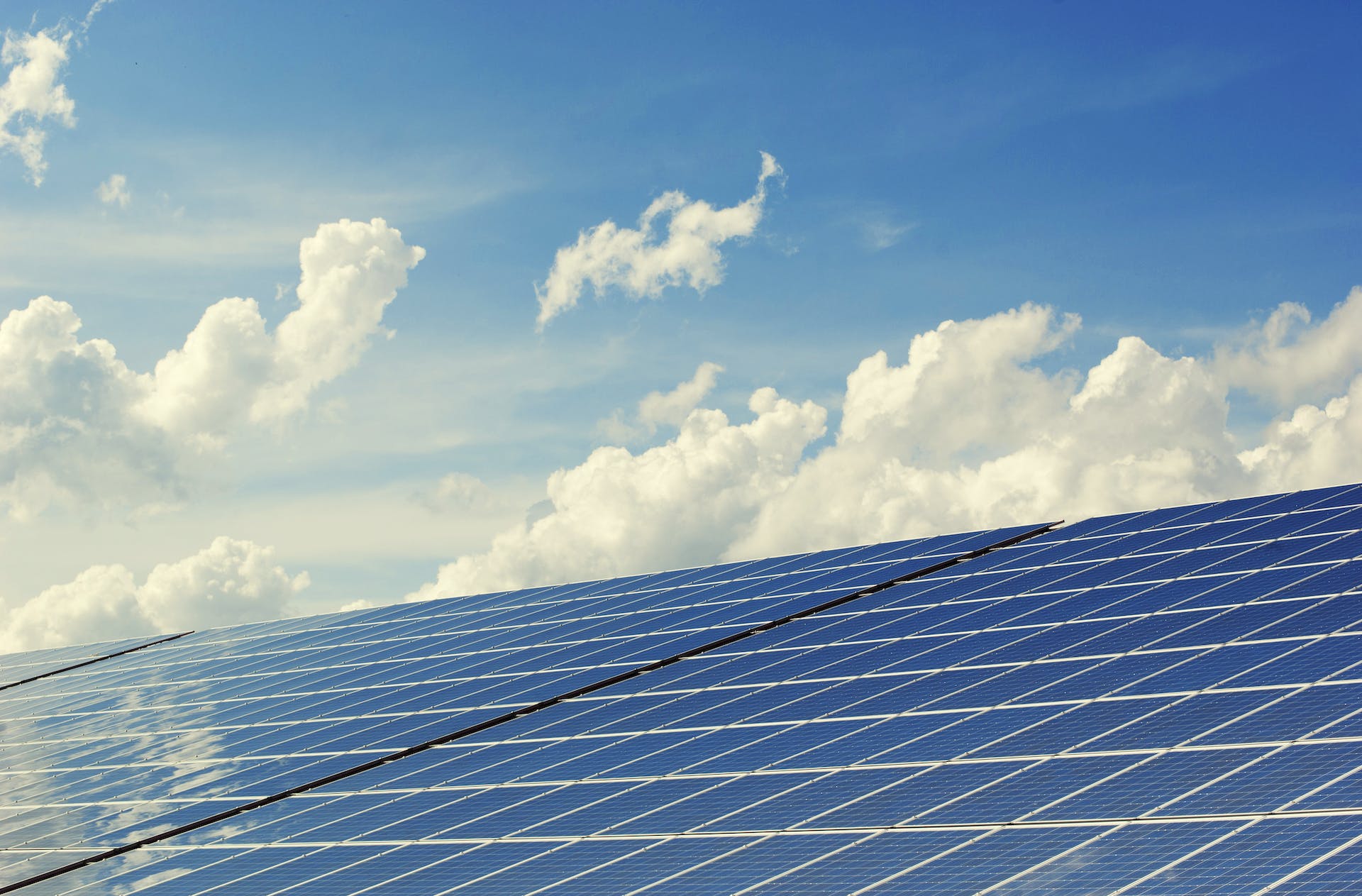 Brenmiller Energy genera electricidad durante el día a través de paneles solares en los tejados. Foto: Pixabay/Pexels.
