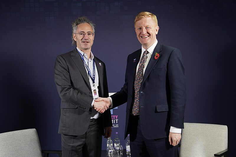 Alex Karp, CEO de Palentir, en una reunión con el viceprimer ministro del Reino Unido, Oliver Dowden. Foto: UK Government/CC BY 2.0, via Wikimedia Commons.