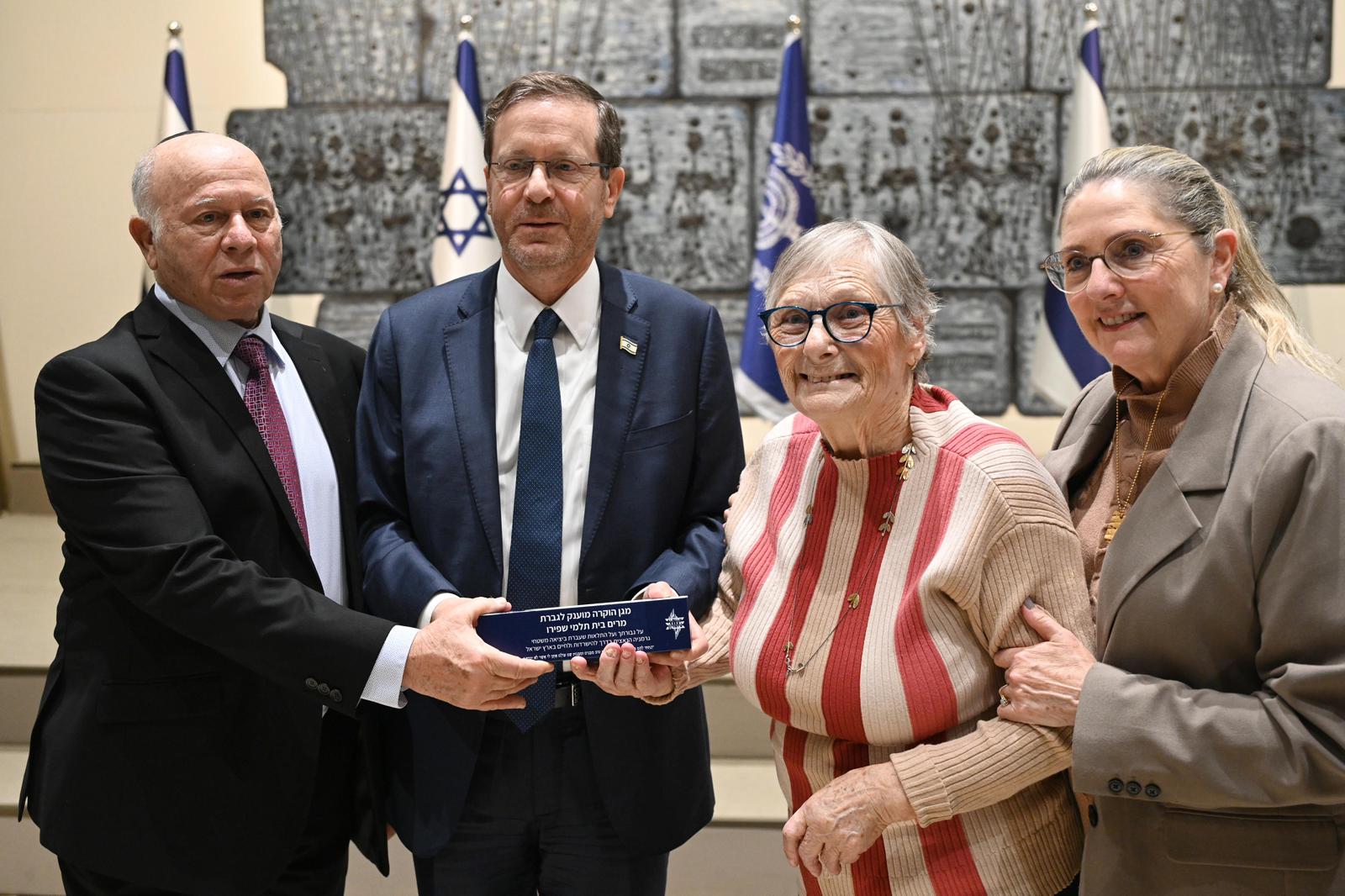 Una de las sobrevivientes del Holocausto, Mirjam Szpiro, junto con el presidente y la primera dama y el presidente de la Marcha Internacional de los Vivos, Shmuel Roseman. Foto: Haim Zach (GPO).