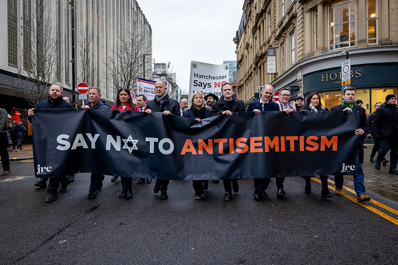 El ministro de Seguridad, Tom Tugendhat, se une a miles de personas en una marcha contra el antisemitismo en Manchester, Reino Unido, el 21 de enero de 2024. .Foto: UK Home Office/CC BY 2.0, via Wikimedia Commons.