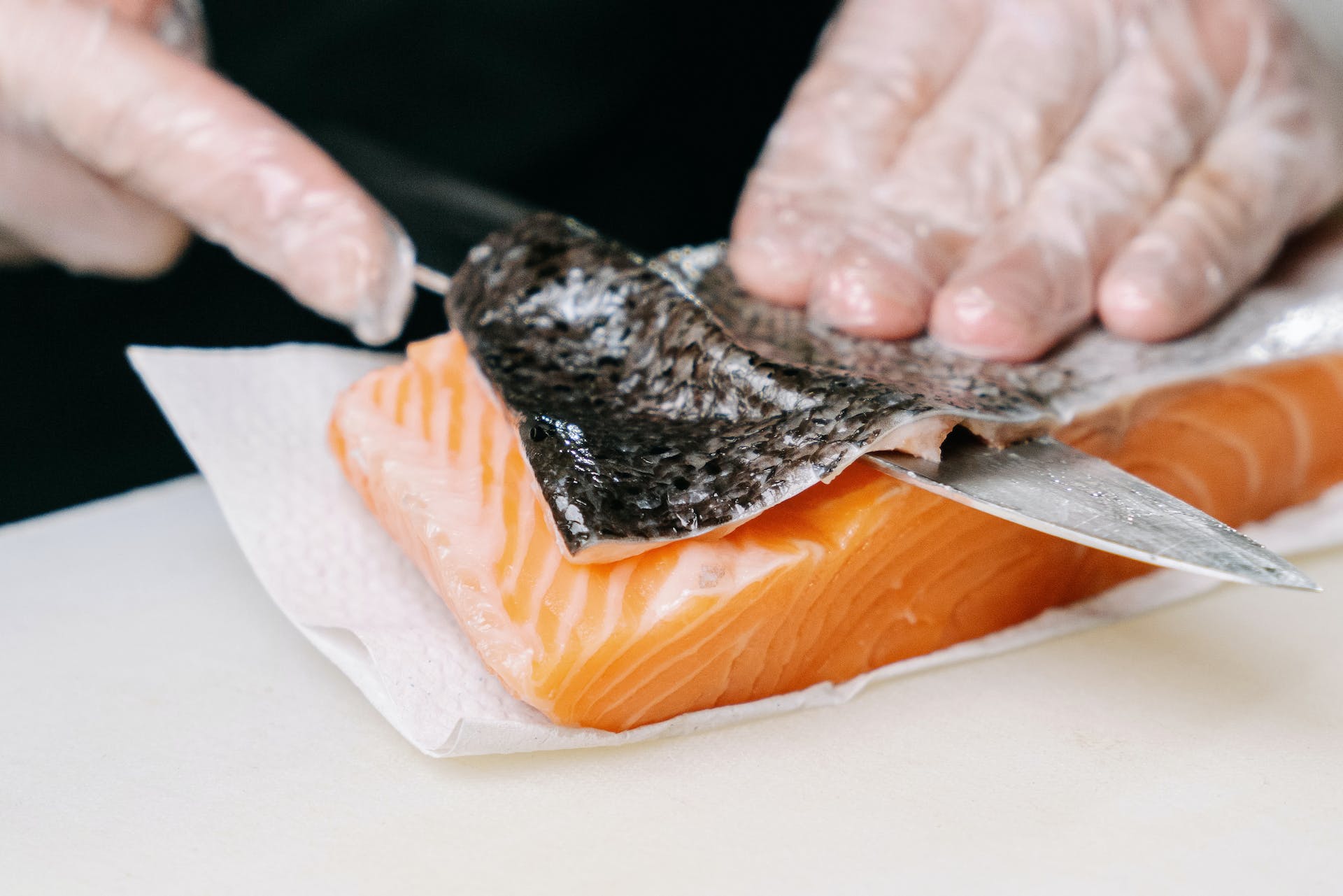 Según la Organización de las Naciones Unidas para la Alimentación y la Agricultura (FAO), el salmón es el segundo pescado más consumido en el mundo después del atún. Foto: Ivan Samkov/Pexels.