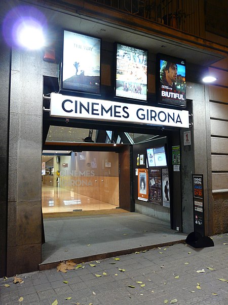 Entrada del Cinemes Girona, ubicada en Carrer de Girona, Barcelona, que iba a ser la sede original del festival de cine. Foto: Joan Beltri Soria, CC BY-SA 4.0, via Wikimedia Commons,