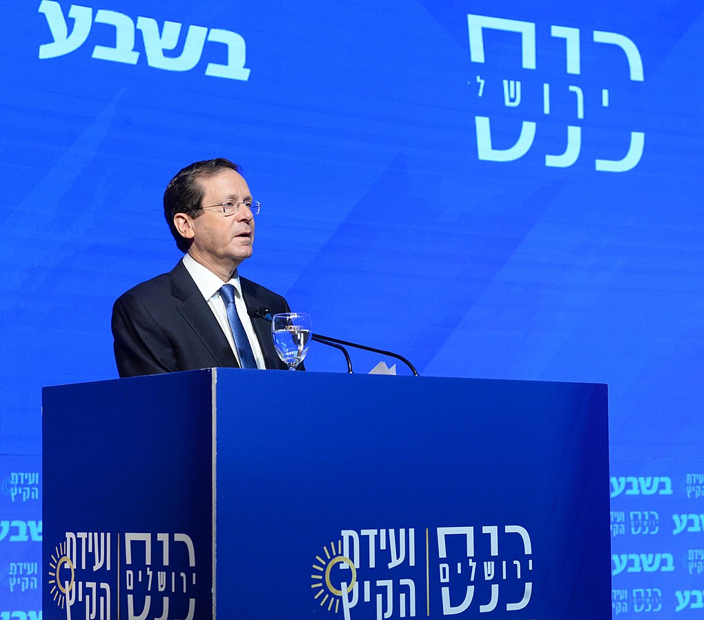 Isaac Herzog habla en la inauguración de la conferencia de B'Sheva en 2021. Foto: Mark Neyman / Government Press Office of Israel, CC BY-SA 4.0, via Wikimedia Commons.