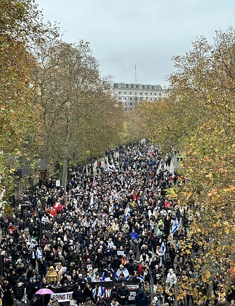 Una foto de una manifestación Marcha Contra el Antisemitismo celebrada el 26 de noviembre de 2023. Foto: Salandarianflag, CC BY-SA 4.0, via Wikimedia Commons.