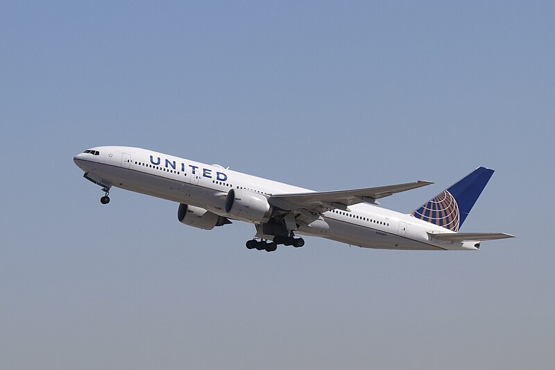 Un Boeing 777-200 de United Airlines que sale del Aeropuerto Internacional de Los Ángeles. Foto: Timothy Powaleny, CC BY-SA 4.0, via Wikimedia Commons.