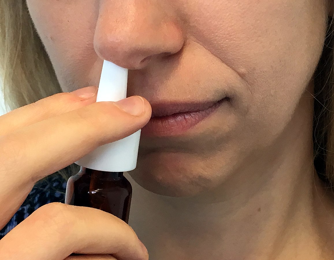 Una mujer usa un medicamento por via nasal. Foto: NIAID, CC BY 2.0, via Wikimedia Commons.