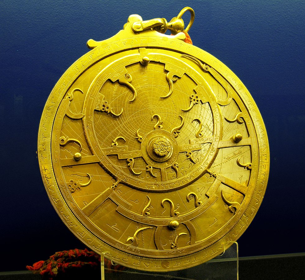 Imagen ilustrativa de un astrolabio persa del siglo XVIII. Foto: Whipple Museum of the History of Science , CC BY-SA 2.0, via Wikimedia Commons.