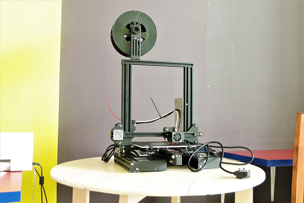 Imagen ilustrativa de una impresora 3D. Foto: Adoscam, CC BY-SA 4.0 , via Wikimedia Commons.