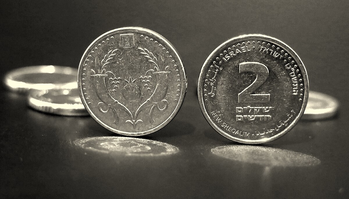 Monedas israelíes de 2 shekels. Foto: ortmozkin2 , CC BY-SA 4.0, vía Wikimedia Commons.