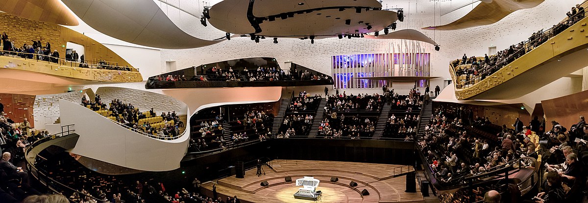 La gran sala de la Filarmónica de París. Foto: BastienM, CC BY-SA 4.0, via Wikimedia Commons.
