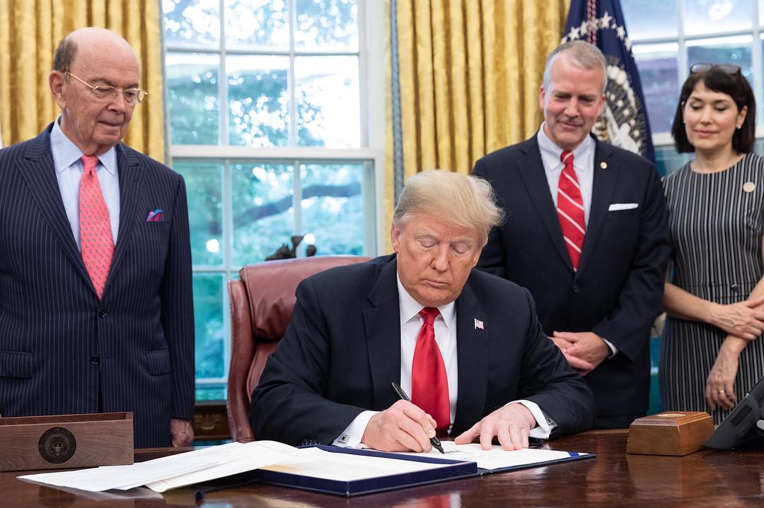 Donald Trump firma la Ley SOS, el 11 de octubre de 2018. Foto: United States Senate - Office of Dan Sullivan, Public domain, via Wikimedia Commons.