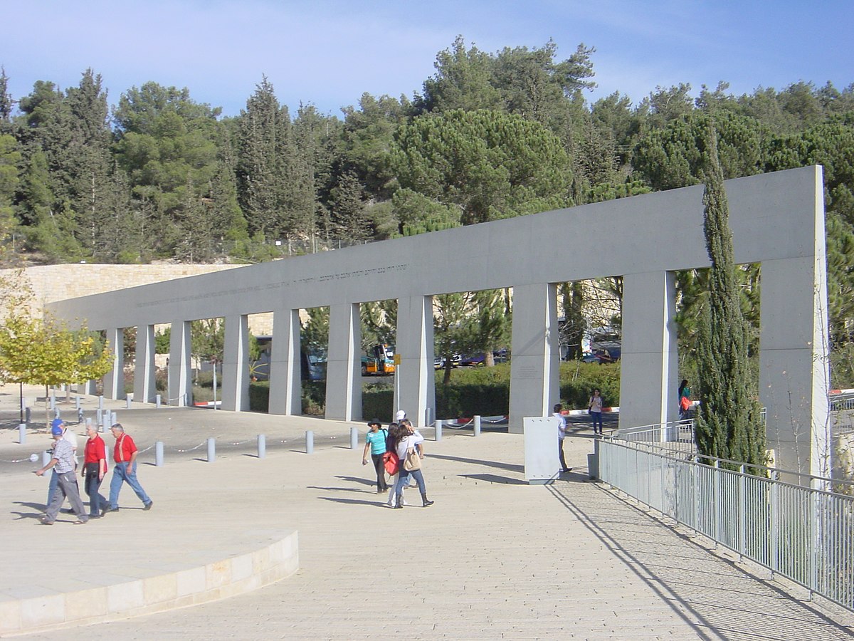 Entrada de Yad Vashem. Foto: Sastognuti, CC BY-SA 3.0, via Wikimedia Commons.