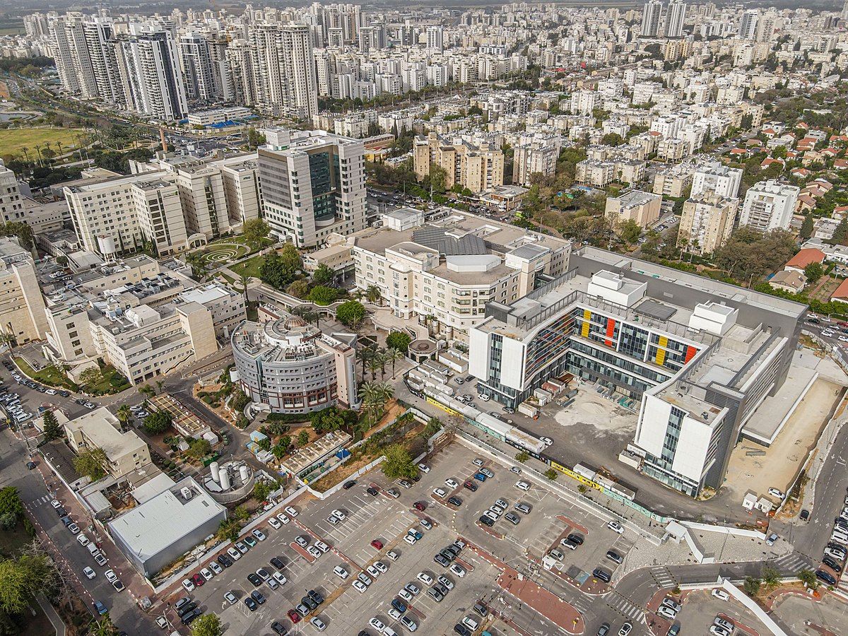 Centro Médico Rabin, Petah Tikva, Israel. Foto: Davidi Vardi Pikiwiki Israel, CC BY 2.5, via Wikimedia Commons.