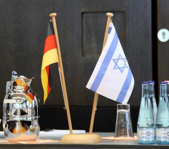 Reunión Alemania-Israel en Berlín, en el Ministerio de Industria, Comercio y Trabajo, 2012. Foto: Dovermoital, CC BY-SA 3.0, via Wikimedia Commons.
