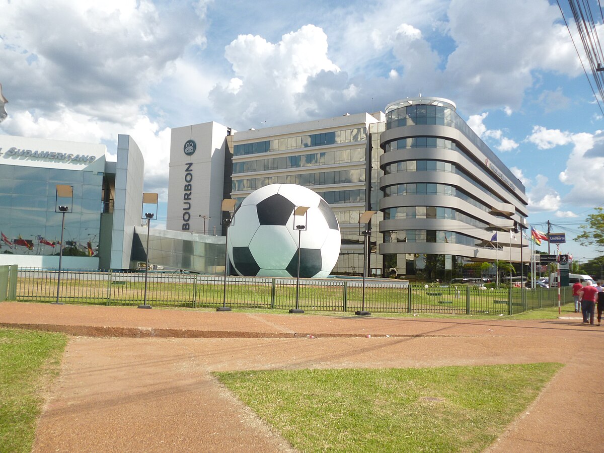 Bourbon Conmebol Convention Hotel, situado en Luque, Paraguay, en inmediaciones de las oficinas de la Confederación Sudamericana de Fútbol. Foto: Hazaña17, CC BY-SA 3.0, via Wikimedia Commons.