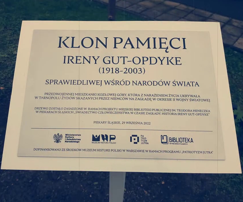 Placa en memoria de Irena Gut Opdyke, Justa de las Naciones, Piekary Śląskie, Polonia. Foto: Biblioteca Piekary Śląskie / Mateusz Żywulski , CC POR 3.0, vía Wikimedia Commons.