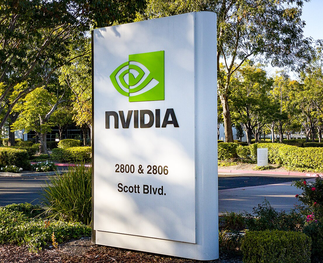Cartel de NVIDIA afuera del campus de su sede en Scott Boulevard en Santa Clara, California. Foto: Will Buckner, CC BY 2.0, via Wikimedia Commons.