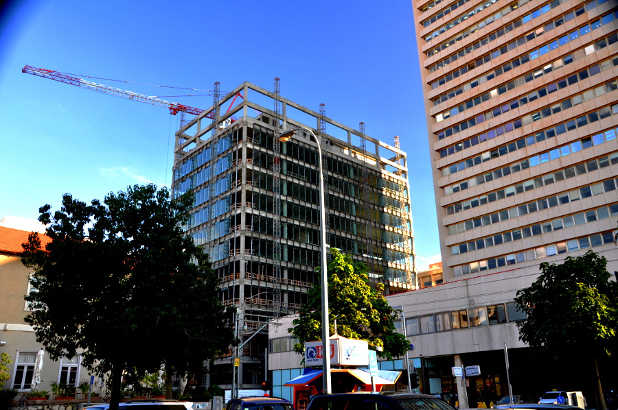 Edificio en construcción en Tel Aviv, Israel. Foto: Anatoli Axelrod, CC BY 3.0, via Wikimedia Commons.
