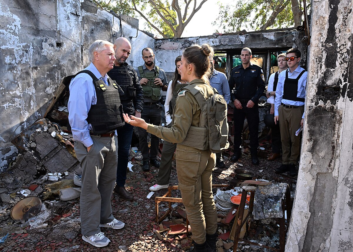 El senador estadounidense Lindsey Graham visita el kibutz Kfar Aza el 4 de enero de 2024. Foto: U.S. Embassy Jerusalem, CC BY 2.0, via Wikimedia Commons.