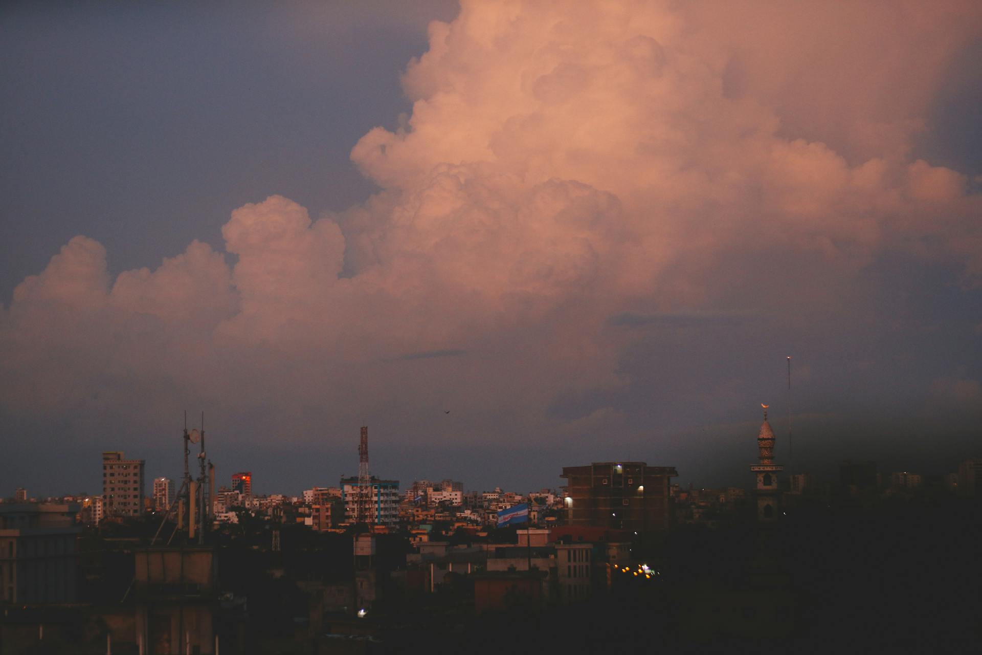 Imagen ilustrativa de una ciudad con un cielo contaminado. Foto: Azim Islam/Pexels.