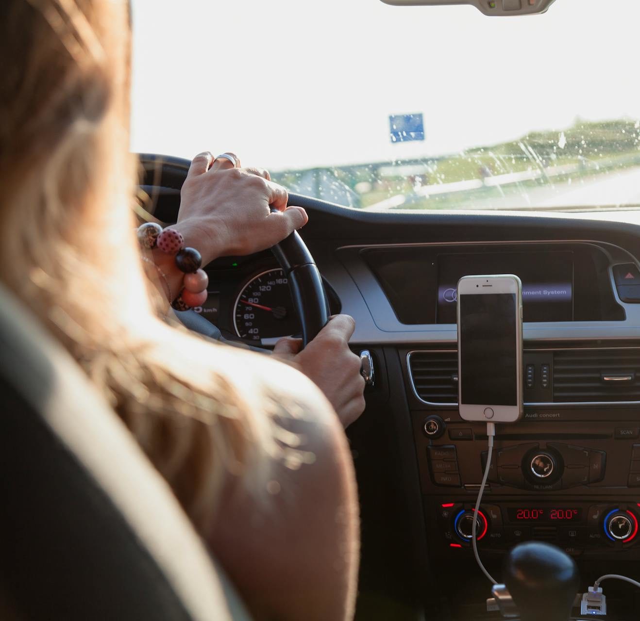 Según datos de la empresa israelí, el 40% de los conductores en todo el mundo admiten usar su teléfono mientras conducen. Foto: Peter Fazekas/Pexels.