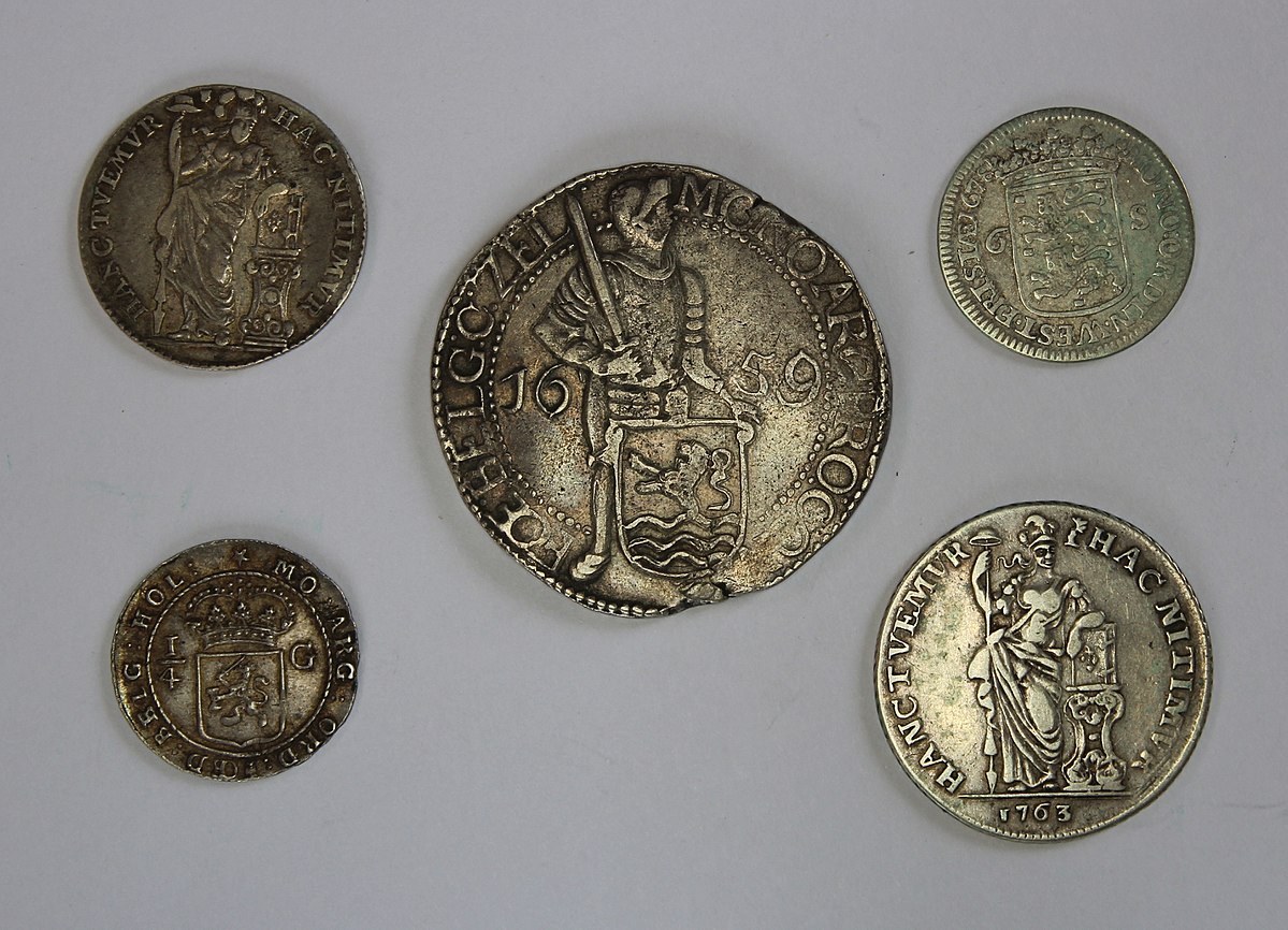 Imagen ilustrativa. Cinco monedas holandesas y de las Indias Orientales Holandesas de los siglos XVII y XVIII Foto: Martinvl, Public domain, via Wikimedia Commons.