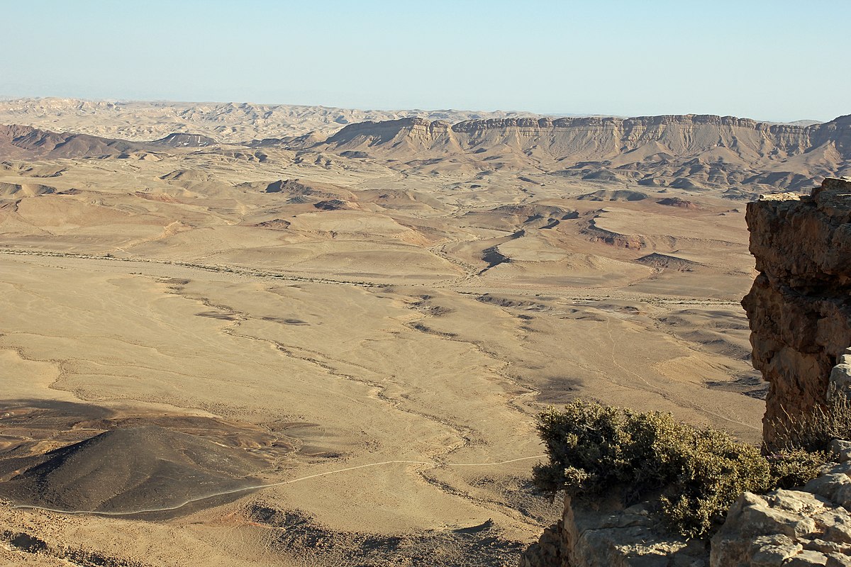 Cráter Ramon, desierto de Néguev, Israel. Foto: Eduard Marmet, CC BY-SA 2.0, via Wikimedia Commons.