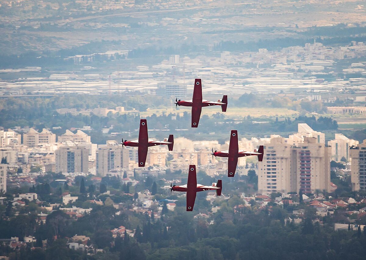 Aviones dan un saludo especial por el 72º Día de la Independencia, sobrevolando hospitales de todo el país. Foto: IDF Spokesperson's Unit/Wikimedia Commons.