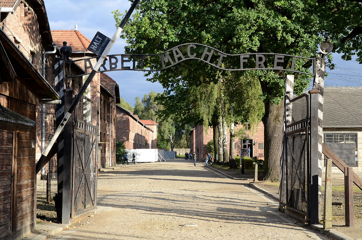 Puerta del campo de concentración y exterminio de Auschwitz I. Foto: Marcin Białek, CC BY-SA 3.0, via Wikimedia Commons.
