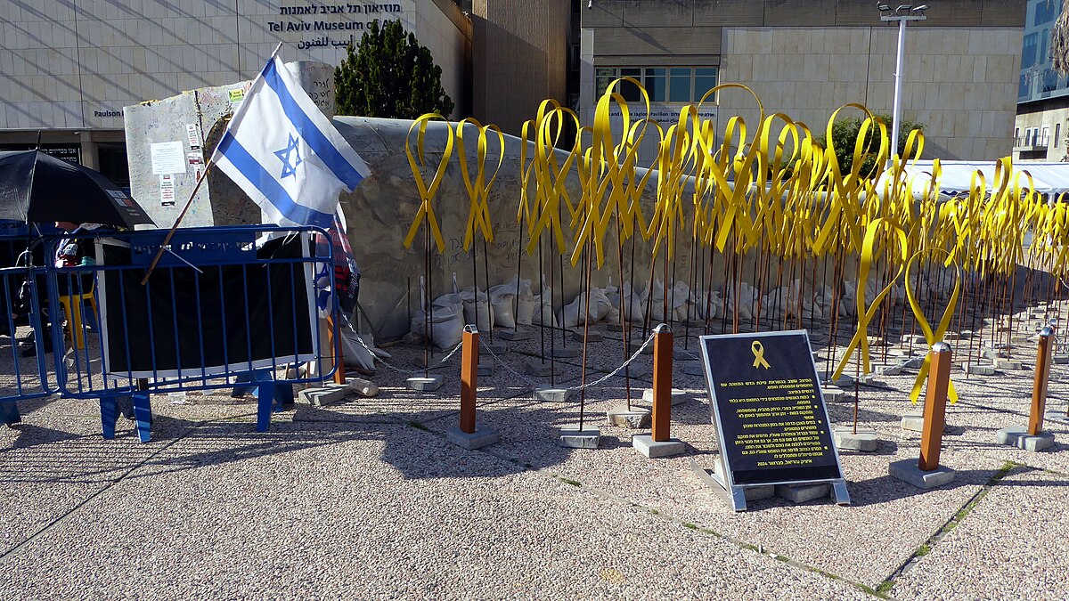 Cintas amarillas en la Plaza de los Rehenes, marzo de 2024. Foto: Chenspec, CC BY-SA 4.0, via Wikimedia Commons.