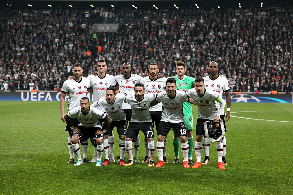 Fotografía del equipo de fútbol Beşiktaş antes del inicio del partido de la UEFA Champions League contra el AS Mónaco en noviembre de 2017. Foto: senolsengul at Pixabay, CC0, via Wikimedia Commons.